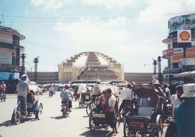 1995年の夏期休暇を利用したアジアの旅。タイ・カンボジア・ベトナムを10日で周遊しました。現在と変わらない「懐かしの弾丸の旅」をご紹介します。<br /><br />≪全行程≫<br /><br />１日目：午前、関西空港→バンコク　　[タイ航空]<br />２日目：バンコク滞在。<br />３日目：午後、バンコク→プノンペン　[タイ航空]<br />４日目：プノンペン滞在。<br />　　　　　　　　　　　≪★今回のお話はココです≫<br />http://4travel.jp/travelogue/10436099<br /><br />５日目：午後、プノンペン→シェムリアップ　[カンボジア航空]<br />６日目：シェムリアップ滞在。<br />　　　　アンコールワット見学。<br />http://4travel.jp/travelogue/10436228<br /><br />７日目：午前、シェムリアップ→プノンペン　[カンボジア航空]<br />　　　　キリングフィールドへ。<br />　　　　午後、プノンペン→ホーチミン　[ベトナム航空]<br />８日目：終日、カオダイ教寺院とクチトンネル見学。<br />http://4travel.jp/travelogue/10437174<br /><br />９日目：終日、ホーチミン滞在。<br />　　　　深夜、ホーチミン→関西空港<br />10日目：朝、関西空港着。<br />