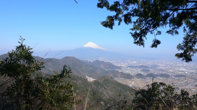  沼津アルプス縦走登山・2009年2月8日（日）【晴】  <br /><br />　鷲頭山(わしずさん・392m)・徳倉山(とくくらやま・256m) <br />  所要時間:歩行時間：約3時間半 <br /> コース(北行）:多比(たび)バス9:25発→鷲頭山10:50着・11:35発→徳倉山13:15着・14:05発→沼商前バス停14:40着 <br />　参考ＵＲＬ:産業振興部観光交流課作成資料 <br />　 使用交通機関:ＪＲ東海道線「沼津」より伊豆箱根バス「多比」下車 <br /><br />  沼津アルプスを知ったのは沼津アルプス縦走するほんの数日前だった。<br />  駅前登山する場所をネットで探していたところ、「東海道　駅前」等で検索していてヒットしたのだった。<br />　最初は、市中にとても近いこともあり鎌倉アルプスなどの自然散策道のようなものを想像していたが、調べていくうちに意外に本格的な縦走ができる等表記も見つけ、また沼津市のホームページにも詳しい沼津アルプスのコース地図なども見つけて楽しみに出かけた。<br />　沼津アルプスの登山の入口は住宅街にあり、わかりにくかったものの、途中から手作りの道標も増え、思った以上に歩き応えのあるトレイルでびっくりした。<br />　それでも、思った以上に富士山も望めた上、海も眺めながら歩けるという欲張りコースであった。<br />　また、トレイル途中には沼津アルプスを広めようと手作りのガイドリーフレットを配ってくれる人もおり、沼津アルプスに思い入れのある人が多いこともわかった。<br />　今回は北行ルートを取ったが、沼津アルプスのガイドリーフレットを配っていた男性からは南行きを勧められた。<br />　北行だと帰りに海の幸を楽しんだり、温泉に入ることもできないからだそうだ。<br />　北行きだと先に大きな富士山が見えてだんだん見えにくくなるのでだんだんつまらなくなってくる。<br />　次回行く時は是非南ルートで行きたいと思う。 <br /> <br />