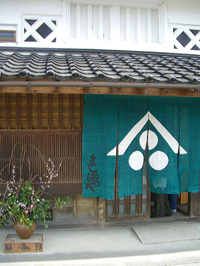 お雛様に続いて今度は暖簾です。<br />かって出雲街道の宿場町として栄えた勝山藩の城下町ですが、現在、雛祭りの行われているこの地域(町並み保存地区)は町おこしの一環として白壁、格子戸に草木染めの暖簾がかかる町としてここ数年定着してきたようです。<br />そこで一石二兆ではありませんが、雛祭りついでに暖簾の方も今回意識しながら一部写真におさめてみましたのでここで紹介させて頂き今回撮れなかった所はまた訪れた際に・・その都度追記していきたいと思います。<br /><br />現在約100軒程の商家や一般の民家に暖簾がかけられていてこの風景も今や勝山のシンボル的存在となっています。<br /><br /><br /><br />●勝山の雛祭り/城下町、勝山の町並み<br />http://4travel.jp/traveler/comeva/album/10435455/<br />●勝山の雛祭り/町で見つけた雛人形?<br />http://4travel.jp/traveler/comeva/album/10435559/<br />●勝山の雛祭り/町で見つけた雛人形?:キュート編<br />http://4travel.jp/traveler/comeva/album/10435600/<br /><br />●真庭市関連旅行記<br />醍醐桜<br />http://4travel.jp/traveler/comeva/album/10326074/<br />蒜山高原<br />http://4travel.jp/traveler/comeva/album/10257845/<br />真庭市紅葉情報/神庭の滝〜蒜山高原<br />http://4travel.jp/traveler/comeva/album/10398045/<br />●紅葉の大山:蒜山大山スカイライン<br />http://4travel.jp/traveler/comeva/album/10398500/<br />●紅葉の出雲街道:普門寺&神代四季桜〜新庄村<br />http://4travel.jp/traveler/comeva/album/10399500/<br /><br /><br />◆晴れの国 岡山 『観光かわら版』◆<br />http://4travel.jp/traveler/comeva/album/10432651/<br /><br />◆晴れの国 岡山map◆<br />http://waiwai.map.yahoo.co.jp/map?mid=KPuHK1HEmNHv1I_rG3Uk39lKoqiLoPVY7g-- <br /><br />