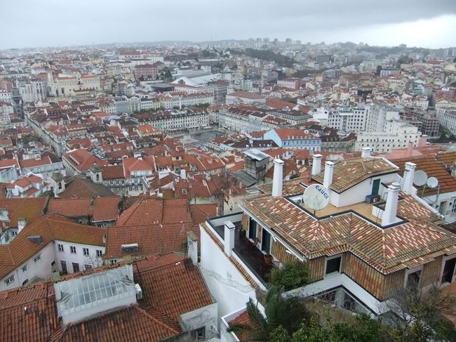 ポルトからの列車は最高速〜200kmで南下しますが、リスボンが近くなると、100km程度の低速となり、リスボンSanta Apolonia駅への到着は約一時間遅れの15：30頃。車内の電光掲示板によると気温は20℃とのこと。<br /><br />リスボンSanta Apolonia駅からはタクシーで渋滞のリスボン市街を、本日の宿Sofitel Lisboaへ向かいます。