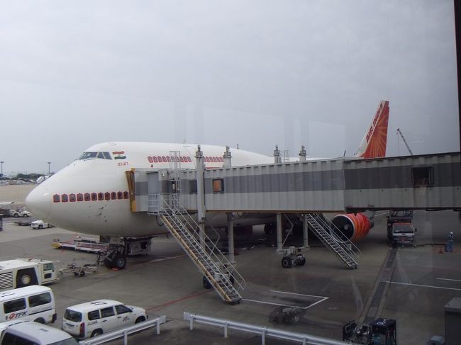 初めてのツアー参加で、インドに行った時の旅行記です。(最新の旅行のものではありませんが、いくつかの写真が参考になればいいと思い、投稿しています。)シルバーウィークの5連休を利用して、S社のツアーに参加しました。現地係員(日本語を話すインド人ガイド)に案内してもらいました。<br /><br />旅程は次の通りです。<br />9月19日(土) <br /> エア・インディアでデリーへ → ホテル「オムニ」宿泊<br />9月20日(日)<br /> クトゥブミナール、フマユン廟、ラージガート、インド門観光 → アグラへ → ホテル「ガンガラタン」宿泊<br />9月21日(月)<br /> タージマハル、アグラ城、ファテプールシクリ観光 → ジャイプルへ → ホテル「マハラニプラザ」宿泊<br />9月22日(火)<br /> アンベール城、シティパレス、風の宮殿観光 → デリーへ → エア・インディアで日本へ<br />9月23日(水)<br /> 成田空港着<br /><br /><br />