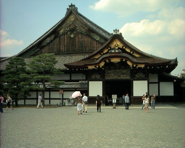 　京都祇園祭りが終わった後に二条城を訪れた。祭りの喧騒が嘘のように、城内は落ち着いていた。世界遺産に指定されているが、姫路城と比べると今日は人も多くはない。やはり京都の世界遺産といえば寺院になるのであろうか。確かに、これまでは京都に来たときに寄っていたのは清水寺や金閣寺などのお寺だった。<br />　二条城といえば徳川家康の将軍宣下と徳川慶喜の大政奉還の舞台になったことが思いだされた。二条城には東大手門、北大手門や東南隅櫓、西南隅櫓などの城郭遺構が残っているが、やはり二の丸御殿の印象が強く、一般的な城郭とは性格が異なるのだと誰もが感じよう。久し振りの二条城は少し新鮮にも感じられた。<br />（表紙写真は二条城二の丸御殿）