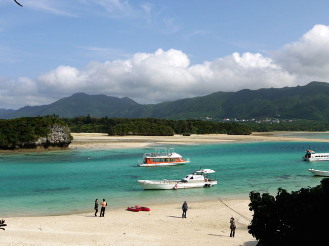 大分空港発着チャーター直行便で八重山・宮古諸島へ行ってきました。<br />天気予報では曇り・雨となっていましたが、連日夏日の良い天気となり、初夏の日差しの中を素晴らしい自然とどこまでもエメラルドブルーに澄み渡る海を堪能してきました。<br />日程<br />『1日目』<br />大分空港→石垣空港→パンナ岳展望台→石垣やいま村→川平湾(グラスボート遊覧)→みんさー織工房→唐人墓<br />石垣島宿泊・・・ビーチホテルサンシャイン<br /><br />写真は川平湾(カビラワン)<br />