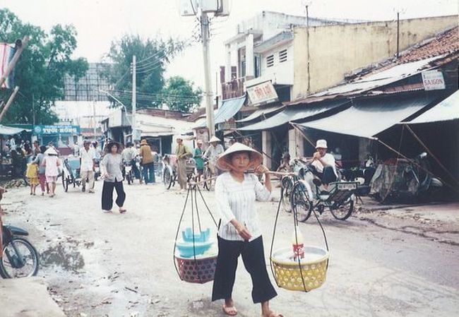 1995年の夏期休暇を利用したアジアの旅。タイ・カンボジア・ベトナムを10日で周遊しました。現在と変わらない「懐かしの弾丸の旅」をご紹介します。<br /><br />≪全行程≫<br /><br />１日目：午前、関西空港→バンコク　　[タイ航空]<br />２日目：バンコク滞在。<br />３日目：午後、バンコク→プノンペン　[タイ航空]<br />４日目：プノンペン滞在。<br />http://4travel.jp/travelogue/10436099<br /><br />５日目：午後、プノンペン→シェムリアップ　[カンボジア航空]<br />６日目：シェムリアップ滞在。<br />　　　　アンコールワット見学。<br />http://4travel.jp/travelogue/10436228<br /><br />７日目：午前、シェムリアップ→プノンペン　[カンボジア航空]<br />　　　　キリングフィールドへ。<br />　　　　午後、プノンペン→ホーチミン　[ベトナム航空]<br />８日目：終日、カオダイ教寺院とクチトンネル見学。<br />　　　　　　　　　　　　　　　≪★今回のお話はココです≫<br />http://4travel.jp/travelogue/10437174<br /><br />９日目：終日、ホーチミン滞在。<br />　　　　深夜、ホーチミン→関西空港<br />10日目：朝、関西空港着。<br />
