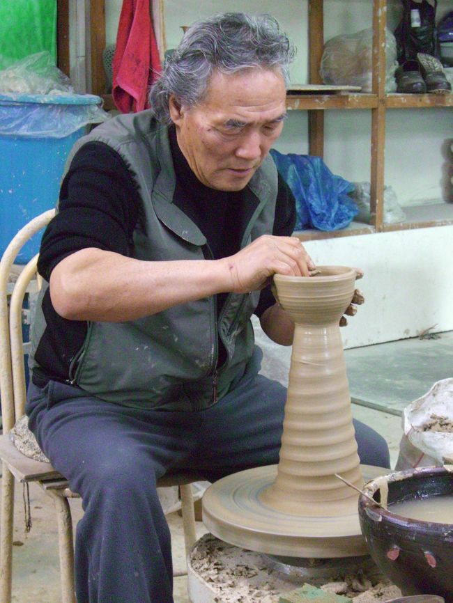 皆さま、こんにちは。ご訪問ありがとうございます。<br /><br />利川は古くから陶磁器の町でした。<br />朝鮮王朝末期官窯が閉鎖されましたが、朝鮮戦争後の1964年頃に数人の陶芸家がここに移り住み､再び陶芸の歴史が始まりました｡<br />現在は、再び韓国を代表する陶磁器の町となっています。<br /><br /><br />