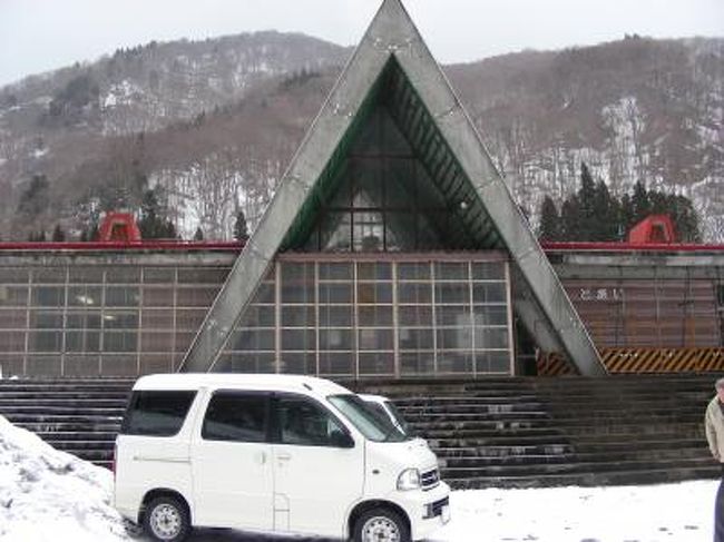 湯檜曽温泉で雪見酒を楽しんだ翌日もぐら駅として有名なお隣の土合駅へ昨日列車で参加した人を見送りがてら土合駅構内へ。<br />昨年夏一の倉沢へ来たとき駅構内に入っていなかったため今回の楽しみの一つでした。<br />残念ながら今回一の倉沢へは通行止めのため車では行けませんでした。