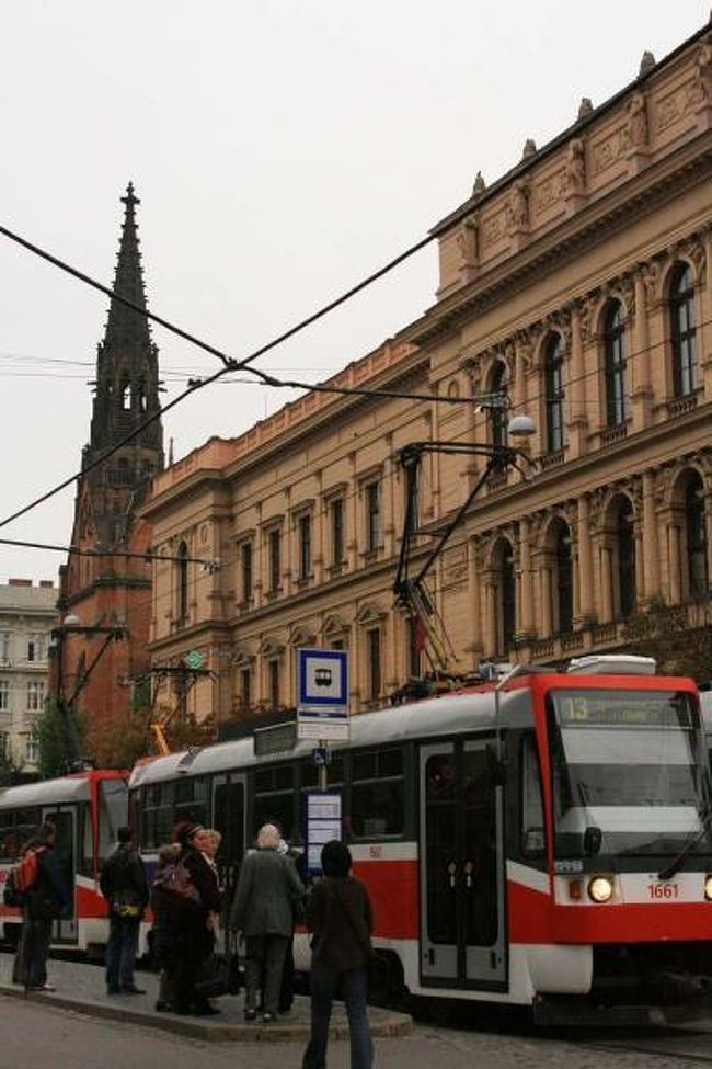 昨晩ブルノへ到着し、<br />曇り空と寒さで迎えた9日目の朝。<br /><br />昨日のスロベニアの快晴温暖な気候と<br />真反対。<br /><br />服は完全に冬仕様で、観光開始。<br /><br />Brnoは首都Prahaに続くチェコで2番目に大きな街。<br />とは言うものの、日本の大都市と比べると規模も<br />人口もとても小さい。<br /><br />街もコンパクトなので、徒歩のみの移動で<br />1日で主要個所を巡る事が可能。<br /><br />市内地図片手にいざ観光開始！