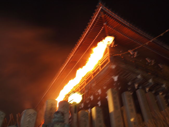 東大寺二月堂、３月１日〜１４日はお水取りが行われています。<br /><br />金曜日から日曜日はすごい混雑と思われます。<br /><br />１２日、お水取り本番は、関係者以外は入れないとも・・・。<br /><br />そこで、その前に行くことに。<br /><br />それでも混むことが予想できるので、昼過ぎには奈良県庁の東隣にある駐車場に‘のーとくん’を入れ、一時間前には二月堂に行くという作戦でいこうと・・・。<br /><br />駐車場に行く前に、のーとくんで秘宝・秘仏特別開帳の不退寺と帯解寺へ。<br /><br />のーとくんを駐車場に入れた後、史跡頭塔、新薬師寺そして白毫寺へ。<br /><br />そして、一時間前の二月堂の前は、すでに人、人、人でいっぱい。<br /><br />そこで、ちょっと斜め前の場所を確保。<br /><br />待つこと一時間、やっぱりお水取りお松明はすごい。<br /><br />感激です。<br /><br />あっという間に、十本の燃え盛る松明の行は終わってしまいました。<br /><br />これで春がやってきます。<br /><br />奈良の魅力が後押ししてくれて、約２．３万歩のウォーキングでした。