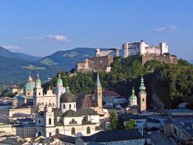 夏のオーストリア旅行。<br />自然豊かなザルツブルク周辺の景勝地を巡りました。<br /><br />ザルツブルクはまさに音楽の都。<br />モーツァルトやカラヤンが生を受けた街であり、毎年夏に「ザルツブルク音楽祭」が開かれることで世界的に知られています。<br />この歳はモーツァルトの生誕250周年ということもあって、にぎわっていました。<br />