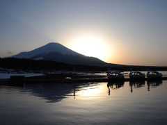 雪の中の富士山の夕陽