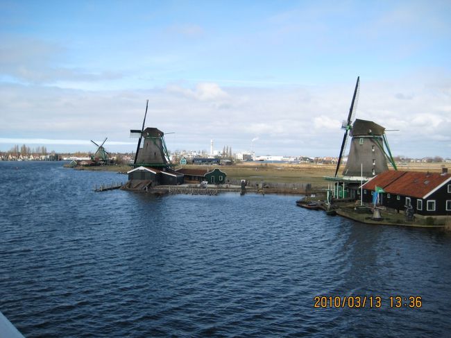 一度子供達に風車を見せたくてオランダまで出かけました。<br />3月になり、少し暖かくなったとはいえ、さすがに風車がブンブン回るだけあって、風がきつく、体感温度はかなり低かったです。<br />でも、典型的なオランダの風景を満喫することができました。<br />