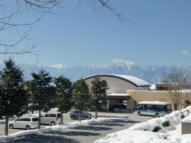 3月9日、中部山岳地帯は大雪に見舞われ、八ヶ岳山麓も深い雪に閉じこめられた。偶然にも、私は翌日の10日から2泊でダイヤモンド八ヶ岳美術館に宿泊する予定だったので、どんな雰囲気になっているのか、興味深々で出かけた。毎年オーナーに送られてくる宿泊無料券2枚利用。(1人旅)<br />写真:雪のダイヤモンド八ヶ岳美術館ソサエティ<br /><br />私のホームページ『第二の人生を豊かに―ライター舟橋栄二のホームページ―』に旅行記多数あり。<br />http://www.e-funahashi.jp/<br />