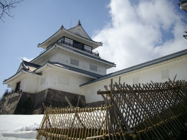 昨年末、長岡を訪れた際、どうしても近くまで行けなかった悠久山公園。<br />今回はリベンジでお城のような建物を見に行ってきました。<br />長岡はまだ残雪があり、春はもう少し先のように感じました。<br />悠久山公園の中には動物園もあり、なんだか子供に戻った気分。<br />この後は栃尾の道の駅で「あぶらげ」を食べました。<br />「あぶらげ」は大好きな食べ物。