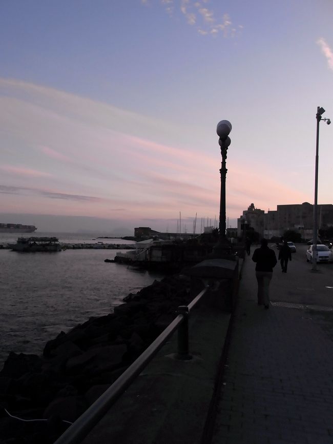 今日も天気がいいので、サンタルチア〜国立サン・マルティーノ美術館に出かけた。<br /><br />ここからのナポリ湾の眺めは最高！<br /><br />夕暮れのサンタルチアが美しくて、涙が出た。<br /><br />初めてナポリを心底美しいと思った。<br /><br />私は日が暮れるまで、夜景になるまでずっとサンタルチアにいたーー。<br /><br />ちなみに私はナポリに２週間ほどいたので、行動はお天気次第です（笑）