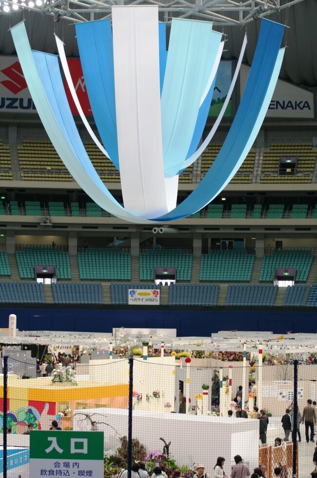 2010年のフラワードーム、名古屋国際蘭展などの紹介です。吹上会館で開かれていた時代から数えて、今年で20周年を迎えました。今回の会期は12日から17日までです。<br /><br />アップしたフラワードーム紹介の一覧です。<br /><br />*フラワードーム2009(4トラ)<br />http://4travel.jp/traveler/tabitonokumasan/album/10317418/<br />*フラワードーム2008(4トラ)<br />http://4travel.jp/traveler/tabitonokumasan/album/10225858/<br />*フラワードーム2007(4トラ)<br />http://4travel.jp/traveler/tabitonokumasan/album/10427178/<br />*フラワードーム2006(4トラ)<br />http://4travel.jp/traveler/tabitonokumasan/album/10426293/<br />*フラワードーム2005<br />(愛知万博のため、開催中止)<br />*フラワードーム2000〜2004(ホームページ)<br />http://www.geocities.jp/tabitonokumasan/ran.html<br />