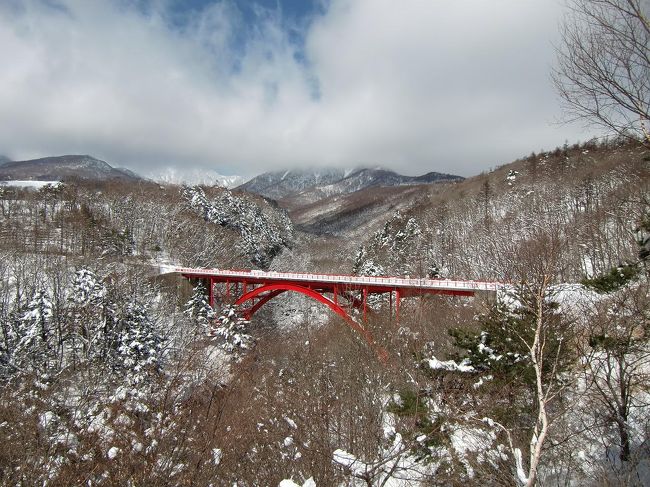 この日は朝から好天に恵まれたので、午前中は残雪の八ヶ岳山麓をドライブする。主なビューポイントは「川俣川大橋」「清泉寮周辺」「赤い大橋」「美し森山」等。<br />写真：川俣川東沢にかかる赤い大橋<br /><br />私のホームページ『第二の人生を豊かに―ライター舟橋栄二のホームページ―』に旅行記多数あり。<br />http://www.e-funahashi.jp/<br /><br />