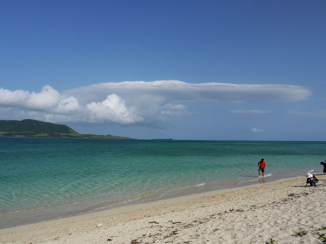 大分空港発着チャーター直行便で八重山・宮古諸島へ行ってきました。<br />天気予報では曇り・雨となっていましたが、連日夏日の良い天気となり、初夏の日差しの中を素晴らしい自然と、どこまでもエメラルドブルーに澄み渡る海を堪能してきました。<br />昨日は竹富島・西表島・由布島と観光して大原港（16:00）〜小浜港(16:30)〜小浜島に宿泊。<br />今日は小浜島の観光後、再び石垣島に戻り宮古島に行きます。<br /><br />写真は小浜島の細崎（くばざき）ビーチ<br />