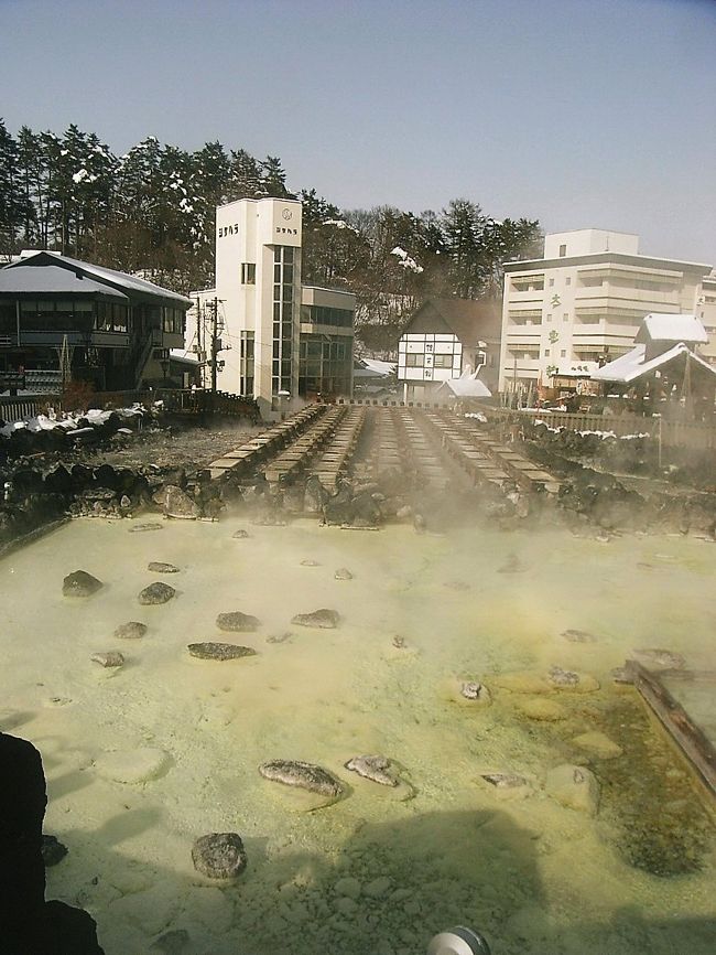 トラベラーさんのひとり旅旅行記を拝見するにつけ<br />いつかは私もと思っていた気持ちがどんどん膨らんで<br />ついに私もひとり旅デビュー（＾＾）<br /><br />はじめの一歩として帰省と組み合わせて計画し<br />場所は実家からもほど近い、草津温泉にしました。<br /><br />お宿では私以外にもお一人様がお二人いらしたので<br />おしゃべりを楽しんだりと心配していた寂しさは<br />まるでありませんでした。<br /><br />そんな初ひとり旅旅行記　<br />まずは出発から草津温泉散策編です。