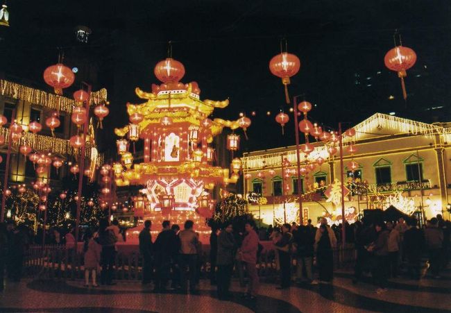 香港の尖沙咀からフェリーで約1時間。私はマカオにやってきました。<br />旧正月を翌日に控えたマカオは、方々で赤と黄色の飾りつけが施され、街中が華やいだ印象でした。<br /><br /><br />↓ブログでも紹介しています。<br />http://search-ethnic.com/category/travel/china/hongkong<br /><br /><br />2003年1月、マカオを訪れました。<br />香港から到着し、2泊した後、珠海から広州へと抜けました。 
