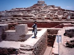 世界最古の都市遺跡 MOENJODARO  （モヘンジョダ−ロ遺跡）の孤独