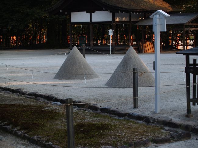 　今年の上賀茂神社の枝垂れ桜は白の早咲きと紅枝垂れ桜の遅咲きで時期が分かれてしまった。昨年のような綺麗な境内の枝垂れ桜とはいかない。<br />　それでも、上賀茂神社はいつ行っても落ち着いた雰囲気である。やはり京都では私の気に入った神社である。<br />(表紙写真は上賀茂神社細殿前の立砂（たてずな）)