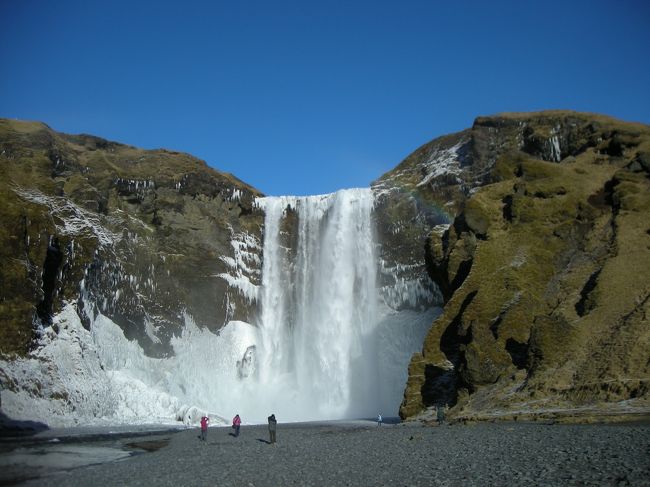 アイスランド渡航への誘いがあった。<br /><br />旦那さんが「Sigur Ros」というアーティストを視聴してるのが聞こえてきた時、音楽に全く詳しくない私が瞬間的に「なんかアイスランドっぽい曲だなあ」と感じた。<br /><br />実際に、Sigur Rosは本当にアイスランドのアーティストだった。<br />その曲は、氷のように冷たく透き通っていて、心にすーっとしみこむような旋律。<br /><br />ちなみにその曲は、（　）という名前がないアルバムのSigur１という曲。<br /><br />こんな偶然たぶん二度とないし、これはアイスランドに絶対に行くしかない！と思い立ったのが旅のきっかけ。<br /><br />Sigur Rosから始まったアイスランド。<br /><br />ちょっと運命的な出会いでした。<br />......................................................<br />旅日程<br /><br />□２／１８　マスカット→ロンドン→レイキャビク<br />□２／１９　ゴールデンサークル観光<br />□２／２０　乗馬＆ブルーラグーン<br />■２／２１　アイスランド南海岸＆滝めぐり<br />□２／２２　レイキャビク市内観光＆オーロラツアー<br />□２／２３　レイキャビク→コペンハーゲン