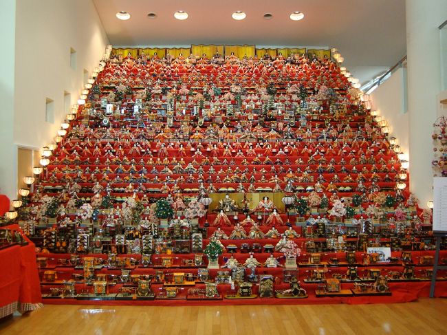 ３月３日〜４月３日第９回信州須坂の町の雛祭りが開かれていた。<br />いろいろなイベント・おもてなし情報のマップにはたくさんのお店が参加、スタンプラリーもあってスタンプ５個集めて須坂の特産品がＧＥＴできる。（空くじなし）<br />今回は世界の民族人形博物館の３０段飾り千体の雛人形が幅７メートル高さ６メートルのひな壇に並んでいて圧倒されました。<br />桃の節句に合わせて展示を知った人からの寄贈も増えて４月１３日まで展示。<br />また豪商の館の田中本家博物館のおひなさまは４月１９日までですが、残念ながら内部の写真撮影は禁止でした。<br /><br /><br /><br />