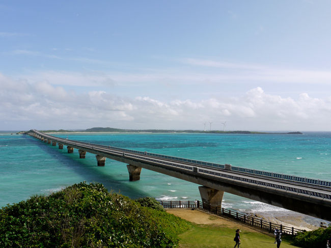 大分空港発着チャーター直行便で八重山・宮古諸島へ行ってきました。<br />天気予報では曇り・雨となっていましたが、連日夏日の良い天気となり、初夏の日差しの中を素晴らしい自然と、どこまでもエメラルドブルーに澄み渡る海を堪能してきました。<br />小浜島を観光して再び石垣島に戻り６島目の宮古島へ向かいます。<br />日程<br />小浜港（11:00）〜石垣港（11:30）〜石垣島ショッピングプラザ（昼食）<br />石垣空港（13:40）〜宮古空港（14:10）〜池間島〜雪塩ミュージアム〜東平安名崎<br />宮古島“ホテルﾌﾞﾘｰズベイマリーナ”宿泊<br />写真は池間大橋（宮古島側から）<br />