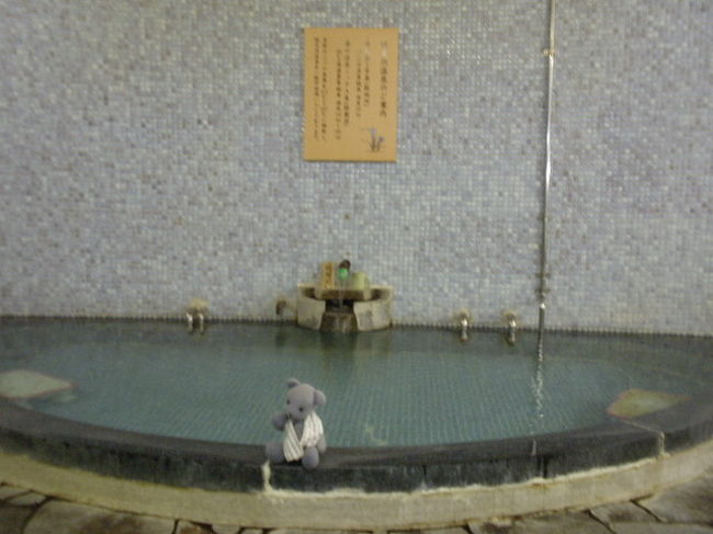 湯田温泉宿泊を決めてから、開催中(2010年は3/3〜4/4)の山口お宝展のサイトを見てみましたら、よその宿の大浴場を1回使える特典があること発見。<br />さっそく御近所にある中原中也ゆかりの西村屋さんに突入。<br />温泉と偶然の芸術を楽しむことができました。<br />そして翌日は、湯田温泉情報にいつも利用している「湯田温泉たまごログ(仮)」で湯田温泉散策ガイドツアーがあるのを発見し、お客気分で地元散策したのでした。<br /><br />湯田温泉たまごログ(仮)<br />http://blog.yudaonsen.com/