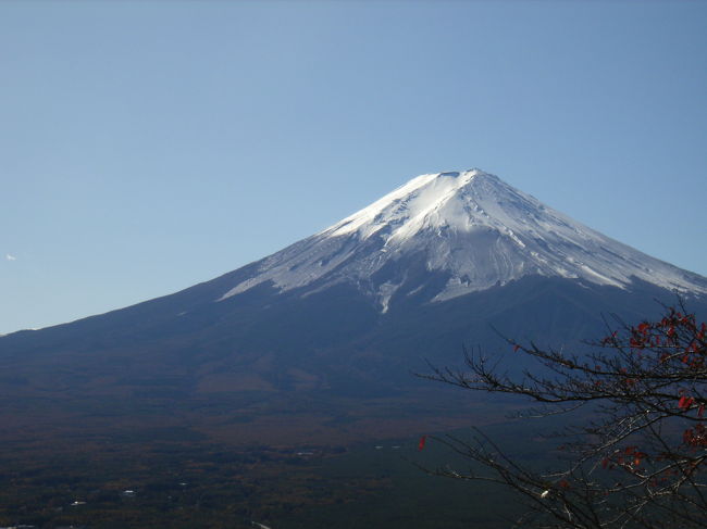 天気の良い日はどこからも見える富士山ですが、近くで大きい富士山が見たい！<br />やっぱり富士五湖のどこかかな、と<br />車嫌いの自分は中央線で大月へ向かいました。<br />見つけたのは、ほとんど歩かずに富士山を眺められる<br />「天上山展望台」です。
