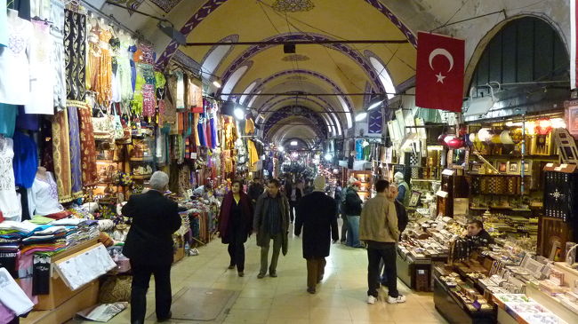【グランド・バザール】<br />グランド・バザールは、トルコ語でカバル・チャルシュといい、屋根付き市場という意味を持つ。ここの屋内市場は中東最大ともいわれる大規模なもの。買い物をする所というよりは、存在そのものが見所となっている。とにかく広大だから、ひとたび入り込んだら、なかなか同じ出入口からは出られない。１軒１軒の店は、間口、奥行きとも狭く、それだけに無数の店がある。その数は約４４００軒ともいわれている。<br />[地球の歩き方　イスタンブールとトルコの大地より]<br /><br />なお、一部を除きコメントは省略させて頂きます。