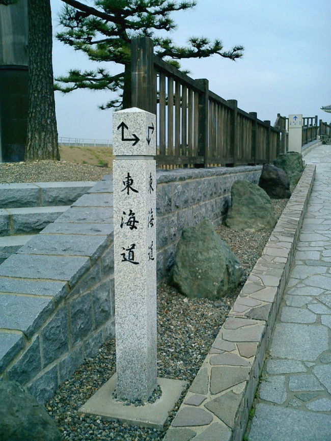 東海道をたどって、伊勢の国への最初の鳥居「一の鳥居」があるのが桑名の七里の渡。<br /> お伊勢参りが盛んだった時代、熱田から船で七里渡ったところにあります。<br /> <br /> 伊勢参道沿いで愛されたお餅の一つ「安永餅」を求めるついでに、七里の渡し跡周辺を散策しました。