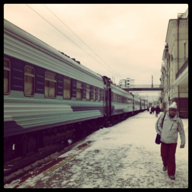 ハバロフスクからウラジオストクは<br />シベリア鉄道で移動しました。<br /><br />早朝、ウラジオストク駅に到着。<br />ハバロフスクより寒い！<br />道には雪が残り、風も強くて寒さが増します↓<br /><br />昼のフライトで新潟に戻るので、<br />ウラジオストクは2時間程度の滞在でした。<br />車で市内をざざーっと駆け巡り、<br />ウラジオストク空港に向かいました。<br /><br />14:30-15:00　XF807　VVO-KIJ<br /><br />たった2日のロシア滞在でしたが、<br />これはこれで楽しい弾丸でした(笑)<br /><br />英語の通用度は今まで巡ってきた国の中で<br />最低レベルでした。<br />ロシア極東方面にお出かけの方、<br />会話帳を持参することをお勧めします。<br />発音はそれほど難しくないので、<br />カタカナ読みで読めば何とか通じます。<br /><br /><br />さぁ、次はモスクワか！？<br /><br /><br /><br />と、ニコニコ旅行のように書いてますが、<br />最後の最後、新潟空港の税関で<br />まさかのカバン開け＆中身全部チェックを受けました！<br />ミャンマーからロンジー(巻きスカート)はいて帰って来ても<br />特にチェック無しで通過できたのに(笑)<br />ま、今後新潟空港を使う事なんてないさ〜　あはっ<br /><br /><br />2010.4.5追記<br />ハバロフスクから出した手紙が届いたYO!