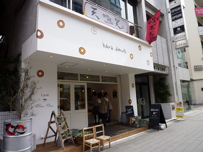 大満足のcafe chou chouランチ☆<br />夫は仕事に戻ってしまった為、<br />私は街をブラブラすることにしました。<br /><br />広島の街って方向音痴の私でも分かりやすい♪<br />戦後、復興された街だからでしょうか？<br />川に挟まれている中心街は、縦、横とまっすぐで、<br />地図を見なくても歩けます。<br /><br />しかもカフェやセレクトショップなど魅力的なお店もたくさん〜<br />オシャレなカフェの横に<br />お好み焼き屋さんがある街並みもgoodです！<br />