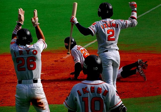 始まりました、社会人野球。<br />前日の神宮球場での観戦に続いて、暴風雨明けの千葉マリンスタジアムへ。<br />スポニチ杯から、社会人野球が始まります。<br /><br />この日は、<br />鷺宮製作所-西濃運輸<br />新日本石油ENEOS-日本通運<br />三菱重工横浜-JR九州<br />の3試合です。<br /><br />前日の三菱重工横浜の様子は、こちらから。<br />松井崇純、野球への取り組みが違う!モノが違う!<br />http://www.plus-blog.sportsnavi.com/chifu/article/402<br /><br />そして、<br />この日の様子は、こちら。<br />http://www.plus-blog.sportsnavi.com/chifu/article/403<br />ガッキーこと、横浜創学館高校出身の圓垣内(えんがうち)君にスポットを当ててみました。<br /><br />昨年のスポニチ杯の様子は、こちら。<br />球春到来!スポニチ杯開幕。強風のマリスタにて。<br />http://4travel.jp/traveler/chifu/album/10317072/<br /><br />