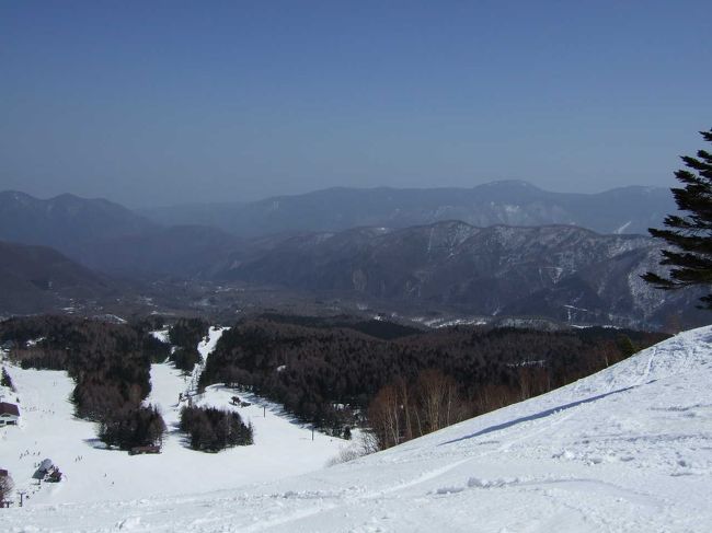 昨日は暑いくらいだったが、今日は低気圧の影響で雪が降り、風が強くリフトが度々停止します。しかし雨が降るよりは良かったと思います。昨日よりは雪質が良く（アイスバーンの上に新雪がのっている）滑りやすいです。本日はキッズデーで小学生以下無料の為、ファミリー客が多いです。来場者も昨日の倍以上いると思います。昨日はベチャ雪であまり滑れなかったが、本日は昨日の疲労(筋肉痛)であまり滑れなかったです。しかし充実した3日間でした。