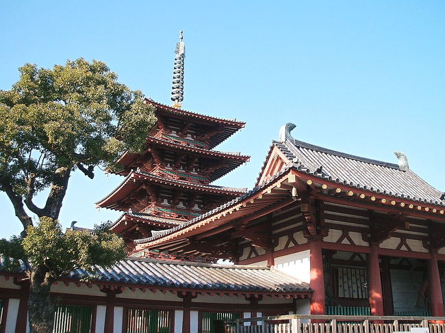 　四天王寺は聖徳太子によって建てられた日本最初の官寺です。幾度もの天災や戦火によって焼失を繰り返しており、今の建物のほとんどは昭和３８年ごろに再建されたものだそうですが、１６００年代に建てられた六時堂などの建物も残っており、これらは国宝に指定されています。<br />　私はまだ１度も四天王寺に参拝したことがなかったので、大阪に行った際、お参りしてきました。<br />　