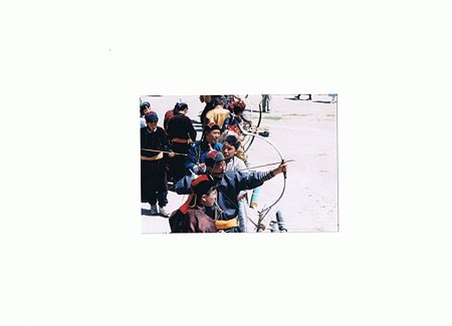 ＝〔７月１１日〕＝＝＝＝＝＝＝＝＝＝＝＝＝＝＝＝＝＝＝＝＝＝＝＝＝＝＝<br /><br />この日はナーダム祭の開会式。ナーダム祭とは毎年革命記念日の<br /><br />7月11日から開かれており、競馬・弓・モンゴル相撲の各地代表が<br /><br />ウランバートルに集まりモンゴルで一番を争う祭典である。<br /><br />相撲の優勝者は大統領より知られているとか。<br /><br />ナーダムの会場へは日本人宿に宿泊しているみんなで行った。<br /><br />特別の配慮で外国人の入場券は２０米ドルのところを<br /><br />モンゴル人料金の２０００トゥグリク（約２５０円）になった。さすが安宿主催！<br /><br />まずは開会式を見てそのあとはモンゴル相撲。日本にあるサッカー場と<br /><br />同じくらいの広さの場所で相撲をするので観客席からは遠くてあまり見えない。<br /><br />意味不明なのは相撲をしながら回りのトラックでは競輪をやっていた。<br /><br />弓は競技場の裏側でしてるのだがすごいたくさんの人が一気に放つので<br /><br />どこを見ていいのかわからない感じだった（笑）<br /><br />最後に競馬。これが一番楽しかった。しかし、場所とりがたいへん。<br /><br />モンゴル人はむりやり割り込んでくる。キープするのに苦労して疲れた。<br /><br />1時間くらい待った後にようやく先頭集団が来た。<br /><br />何頭走っているのかわからないくらいすごい数の馬が走り抜け、続々とゴールしている。<br /><br />＝〔７月１２日〕＝＝＝＝＝＝＝＝＝＝＝＝＝＝＝＝＝＝＝＝＝＝＝＝＝＝＝<br /><br />ザハ（フリーマーケット）に行こうとしてたがナーダム祭期間中のために<br /><br />お休み。予定を変えて国立デパートに行った。<br /><br />デパート自体も社会主義！という雰囲気で鉄筋コンクリートがより<br /><br />冷たい感じをかもし出す。<br /><br />４階のおみやげ売り場にはナーダムを見に来た観光客でいっぱい。<br /><br />モンゴルの国旗とチンギス・ハーンのTシャツ・ゲルの置物をゲット。<br /><br />スーパーと違っておみやげはけっこう充実していた。<br /><br />同じ安宿にいる人にナイトクラブに誘われたので行ってみた。<br /><br />そこで日本にはあまりない羊を食べた。（当時）<br /><br />臭みはあるがとてもおいしくてビールがすすむ。<br /><br />モンゴル、最後の夜は日本語を話す学生などとも交流ができていい<br /><br />思い出になった。<br /><br /><br /><br />世界100カ国旅行記・エスニック＆アジアン雑貨買い付け日記はブログで <br />http://www.amazona.jp/travel/blog/ <br /><br />日本で世界を感じるイベントを開催中！ <br />日韓交流会・国際交流会・海外旅行オフ会など<br />アマゾーナ公式サイト <br />http://www.amazona.jp/<br /><br />毎月、東京新大久保にて世界最大級の日韓交流会を主催しています。<br />http://www.amazona.jp/event/plan/japankorea.html<br /><br />海外で買い付けたエスニック＆アジアン雑貨をメインにアルパカ製品などをウェブショップで販売中<br />Copacabana～コパカバーナ～<br />エスニック＆アジアン雑貨、バイヤー直販ショップ<br />http://www.copa-cabana.net/<br /><br />コパカバーナ店長アマゾンのブログ<br />http://www.copa-cabana.net/blog/<br />