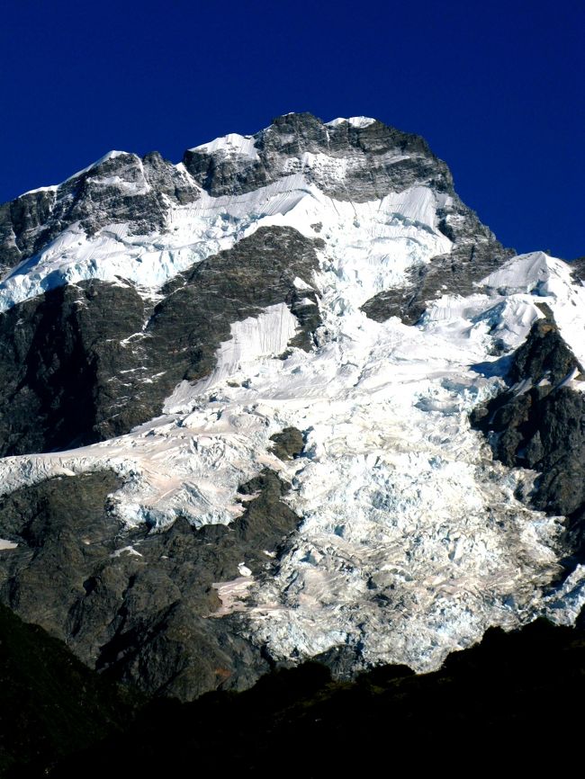 フッカー・バレー・トラックについては・・http://www.aruitenz.com/route%20gallery/mon%20trek/mon%20trek.htmクック山(3,754m、英: Aoraki/Mount Cook)は、ニュージーランド最高峰の山である。正式名称は、アオラキ/マウント・クック(Aoraki/Mount Cook)。通称「マウント・クック」。クライストチャーチなどが含まれるカンタベリー地方の南端に位置する。アオラキ/マウント・クック国立公園に指定されており、南アルプス山脈に連なっている。(フリー百科事典『ウィキペディア(Wikipedia)』 より引用)4日目(2月26日・金)【宿泊:マウント・クック国立公園内・ハミテージホテル泊】朝食後、『マウントクックミニハイキング』。(約1時間半)その後、オマラマへ。(約94km、約1時間半)お昼は牧場にてバーベキューの昼食。牧場では、羊の毛刈りショーや牧羊犬のショー。その後、ワナカ湖に立ち寄りアロータウンへ。(154km、約2時間)アロータウンでは自由散策。(約30分)その後、クィーンズタウンへ。(約24km,約20分)18:00頃 ホテルへ。夕食は、クィーンズタウンが一望できる展望レストランにてバイキング。往復はゴンドラに乗って。【宿泊:クイーンズタウン・リッジスレイクランドリゾート泊】ニュージーランドの最新情報については・・http://www.newzealand.com/travel/Japan/http://www.newzealand.com/travel/ja/about-nz/about-nz-home.cfmhttp://www.newzealand.com/travel/ja/sights-activities/scenic-highlights/scenic-highlights-home.cfmニュージーランドのビデオについては・・http://www.newzealand.com/travel/ja/multimedia/video/video_list.cfm/sorttype/mostpopular/sortorder/desc/itemtype/MP.htmlhttp://www.youtube.com/watch?v=AL1u8gO-cyc