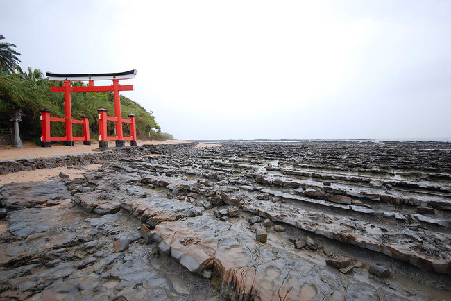 青島にある青島神社です。鬼の洗濯岩で有名です。
