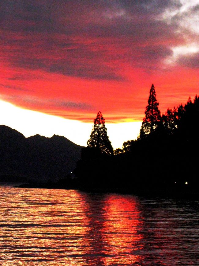 ワカティプ湖(Lake Wakatipu)は、ニュージーランドの南島の内陸部にある湖である。オタゴ地方の南西の隅、サウスランド地方との境界の近くに位置する。ワカティプ湖の位置湖の長さは、約80kmでニュージーランドで最も長い湖であり、面積は約291平方キロメートルで3番目に大きな湖である。標高は310m、南アルプス山脈の南端付近に位置する。氷河が削ったU字谷の間に水が溜まった地形になっており、湖は細く長く伸び、逆N形をしている。ダート川が北端に流れ込む他、いくつもの河川が流れ込んでいる。湖は、北端から南へ30キロメートルのび、急激に東に曲る。そのまま、さらに20キロメートルのびて、急に南に曲り、さらに30キロメートル南のキングストン近くの湖南端にいたる。(フリー百科事典『ウィキペディア(Wikipedia)』 より引用)稲妻のような形状をしているワカティプ湖は、ニュージーランドで3番目に大きな湖です。湖北端に流れ込むダート川(Dart River)をはじめ、湖にはいくつもの川が流れ込みますが、クィーンズタウン近くにあるカワラウ川(Kawarau River)からのみ、水が流れ出しています。 一つの氷河が削った谷間に水が溜まり形成されたワカティプ湖の両側には最高峰アーンスロー山(Mount Earnslaw、2819メートル)をはじめとする高い峰々が連なっています。湖の周囲にはクィーンズタウンをはじめ、キングストン(Kingston)、グレノーキー(Glenorchy)、キンロック(Kinloch)といった集落があります。 ワカティプ湖はその変わった形状のために干満が発生します。正確には静振と呼ばれる現象ですが、ワカティプ湖の動きは一般よりもかなり大きく25分程の間隔で繰り返し約10センチメートルの上下を繰り返しています。マオリ伝説はこの現象を、湖の底に眠ると信じられたマタウという名の巨人の鼓動として伝えています。(http://www.newzealand.com/travel/ja/sights-activities/scenic-highlights/lakes/scenic-highlight-details.cfm/businessid/68717.html より引用)4日目(2月26日・金)朝食後、『マウントクックミニハイキング』。(約1時間半)その後、オマラマへ。(約94km、約1時間半)お昼は牧場にてバーベキューの昼食。牧場では、羊の毛刈りショーや牧羊犬のショー。その後、ワナカ湖に立ち寄りアロータウンへ。(154km、約2時間)アロータウンでは自由散策。(約30分)その後、クィーンズタウンへ。(約24km,約20分)18:00頃 ホテルへ。夕食は、クィーンズタウンが一望できる展望レストランにてバイキング。往復はゴンドラに乗って。【宿泊:クイーンズタウン・リッジスレイクランドリゾート泊】ニュージーランドの最新情報については・・http://www.newzealand.com/travel/Japan/http://www.newzealand.com/travel/ja/about-nz/about-nz-home.cfmhttp://www.newzealand.com/travel/ja/sights-activities/scenic-highlights/scenic-highlights-home.cfmニュージーランドのビデオについては・・http://www.newzealand.com/travel/ja/multimedia/video/video_list.cfm/sorttype/mostpopular/sortorder/desc/itemtype/MP.html