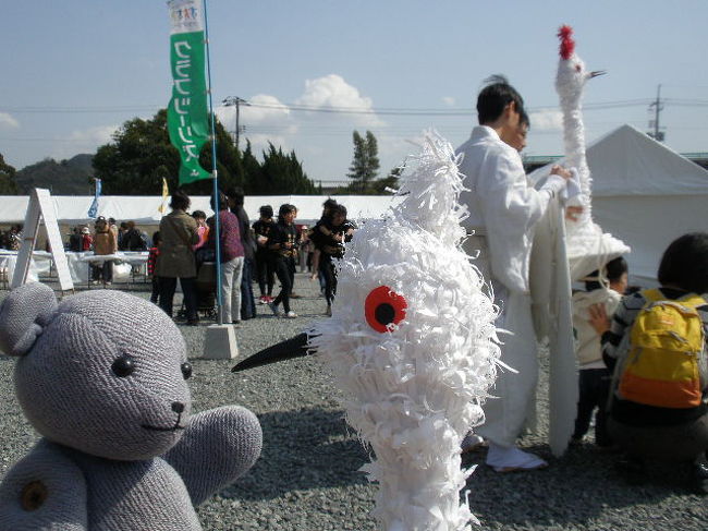 山口市ボランティアガイドの会に、クラブツーリズムから依頼がやってきました。<br />3月27.28日に「春のやまぐち桜さくらウォーク」というイベントを開催するので、ガイドの協力をお願いしたいとのこと。<br /><br />ただ、日が悪かったのです。<br />3月28日は、山口ご当地検定の日。<br />ガイドの会は受験する人が多くて、できる人が少ないです。<br /><br />ということで、お役が回ってきました。(検定受けない主義、落ちそうだから)<br />仕事が忙しいけれど、2009年ガイド日記に載せた五重塔の内陣写真の提供先もクラブツーリズムさんの雑誌だったから縁あるし、他に人がいないならしょうがないか、と思って引き受けたのですが、結果としては、お客さん以上にこちらがとっても恩恵を受けることになったのでした。<br />感謝感謝。