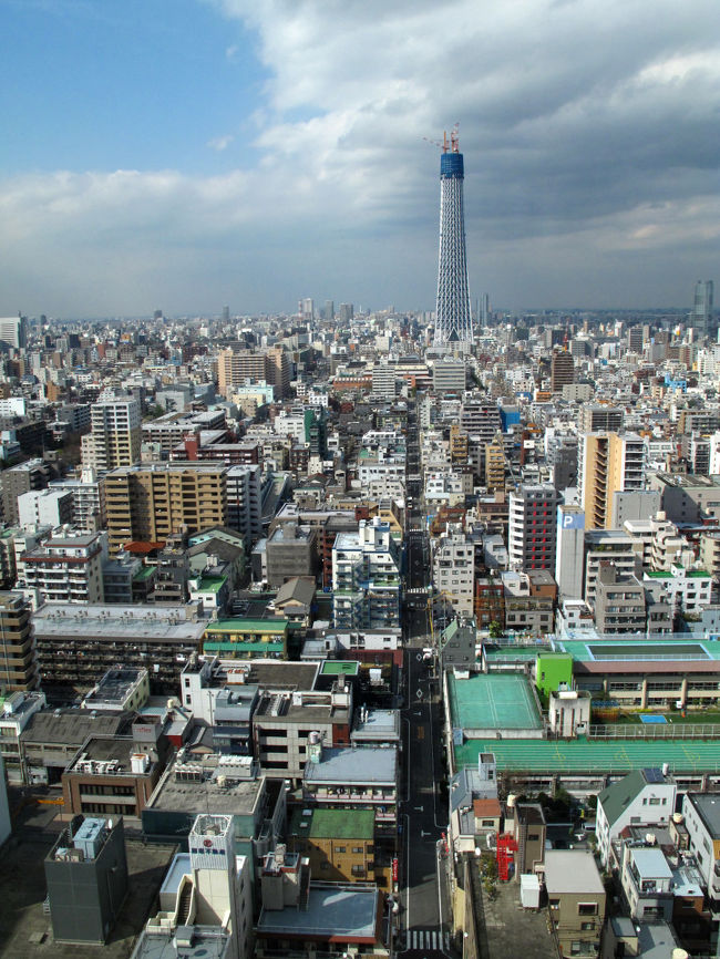 3月29日にスカイツリーが東京タワーの高さを超えるというニュースが。　我が家の近くでもあり、貴重な建築中の画像をと思い見てきました。