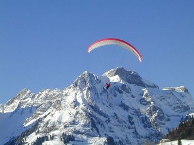 もうずいぶん前になりますが（2002年）スイスのお友達の家でお正月を迎えました。その時体験したのが、パラグライダー。しっかりインストラクターが一緒に乗ってくれますが、結構なＧ。飛び出すタイミングがうまく行かなくて、今度失敗したら山から落ちる〜、と言うぎりぎりで飛び出せました。空から見る景色はす〜っごく気持ちが良かったです。