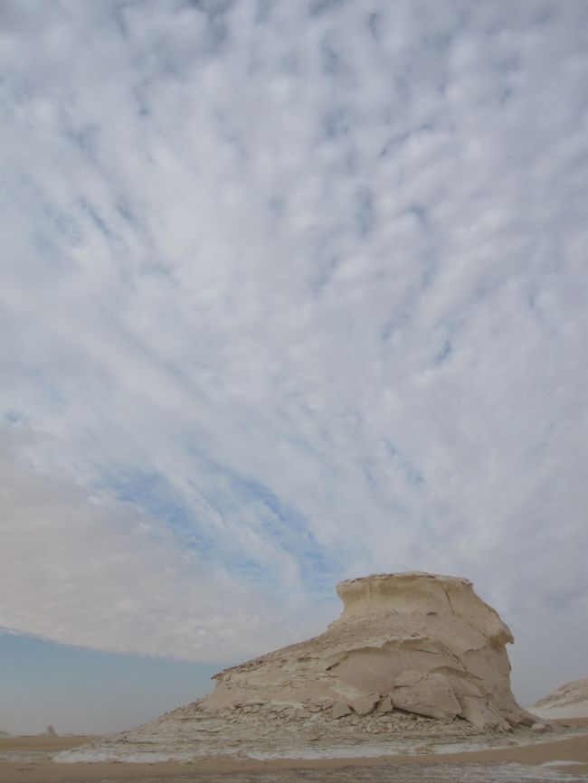 マイレージを利用したエジプト旅行。<br /><br />白砂漠をめぐるツアーに参加した。<br />利用したのは「ナギーサファリ」。<br />http://www.enjoy-egypt.net/index.html<br /><br />白砂漠でキャンプをしたあとは、<br />白砂漠を満喫。<br />白い岩々に囲まれて、違う星に来たみたい。<br />そしてバハレイヤオアシスへ戻る。