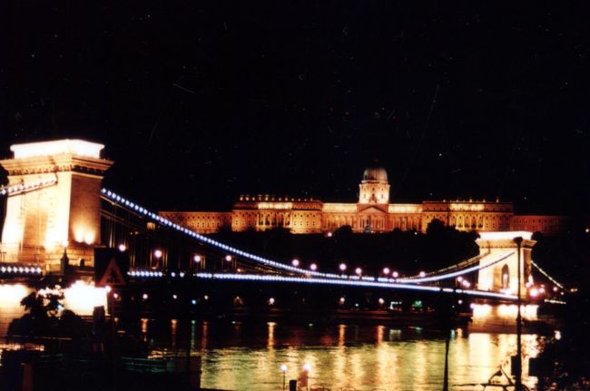 １９９５年７月４日、ハンガリーの首都「BUDAPEST（ブダペスト）」到着！<br /><br />ここは都会だった。<br />他の東欧とは違い人に活気があるのは、この国だけが東欧諸国の中でアジア系民族の血筋だからだろうか？<br /><br />HUNGARYは古来、アジア系遊牧民族「HUN族（マジャール人）」が起こした街との事。<br /><br />なんと、社会科の教科書で習ったブダペストの街名は、ドナウ川を挟んだBUDA地区とPEST地区が一つにまとまった名前だと言う。<br />・・・知らなかった・・・