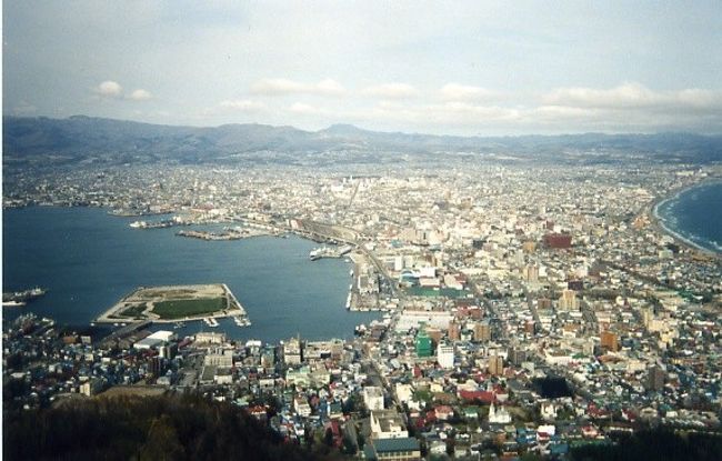 1999年5月GW.函館からレンタカーで函館、大沼周辺を旅しました。大沼プリンスホテルに泊まり、大沼湖畔をドライブし、大沼公園駅からはSL「すずらん号」に乗りました。その後、惠山岬の海岸にある「水無海浜温泉」に行きました。残念ながら干潮時でほとんど温泉が入っていませんでしたが、珍しいので少しだけ浸かってきました。<br /><br />★資料と写真が少なく、記憶も不確かで、思い出しながら載せています。