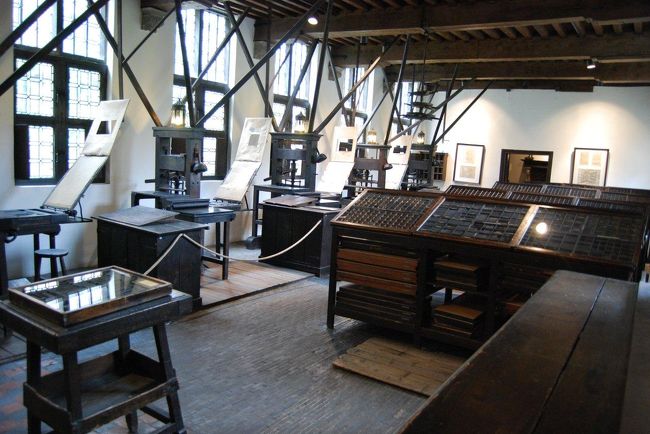 プランタン＝モレトゥスの家屋・工場・博物館複合体に行ってきた。<br /><br />プランタン＝モレトゥスの活版印刷博物館には昔の挿絵とその挿絵の版画が多数展示されており、時代が進むにつれ技術が向上していく様が展示物から見て取れた。<br /><br />この博物館はアントワープの位置し、パトラッシュとネロで有名なノートルダム大寺院の近くにある為、ついでに見学する事は可能なのだが、余りにマニアックなのでお客さんを連れて行くのはためらわれた。