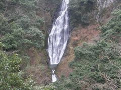 鱒返しの滝と泰雲寺のシダレザクラ