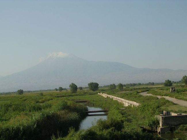 2007年の夏期休暇を利用したコーカサス3国の旅。アゼルバイジャン・グルジア・アルメニアをいつものように、弾丸で旅をしました。<br /><br />各国の歴史・宗教・世界観について、深く語ってはおりません。<br />お気楽な「なんちゃって旅行記」です。<br /><br /><br />≪全行程≫<br /><br />１日目：昼、成田→モスクワ　　　[アエロフロートロシア航空]<br />　　　　深夜、モスクワ→バクー　[アエロフロートロシア航空]<br />２日目：早朝、アゼルバイジャンの首都・バクー着。<br />　　　　終日、バクー滞在。<br />３日目：終日、バクー滞在。<br />http://4travel.jp/travelogue/10443622<br /><br />　　　　夜、寝台列車でグルジアの首都・トビリシへ。<br />４日目：昼、トビリシ着。<br />　　　　午後、トビリシ滞在。<br />http://4travel.jp/travelogue/10443927<br /><br />５日目：午前、トビリシ滞在。<br />　　　　午後、寝台列車でアルメニアの首都・エレヴァンへ。<br />６日目：朝、エレヴァン着。<br />　　　　午後、エレヴァン滞在。<br />７日目：終日、エレヴァン滞在。<br />　　　　　　　　　≪★今回のお話はココです≫ <br />http://4travel.jp/travelogue/10444253<br /><br />８日目：午後、エレヴァン→モスクワ[アエロフロートロシア航空]<br />　　　　夜、モスクワ→成田　　 　[アエロフロートロシア航空]<br />９日目：午前、成田着。<br />